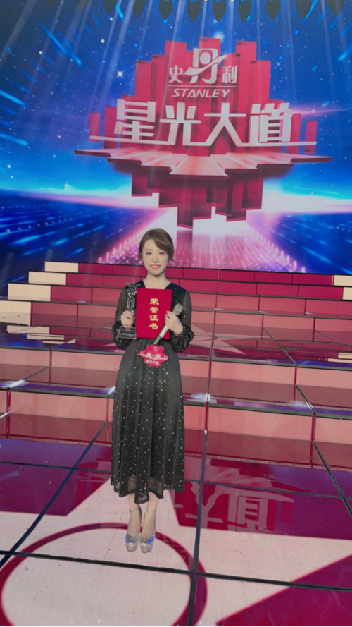 斗鱼杨一歌参加《星光大道》荣获周