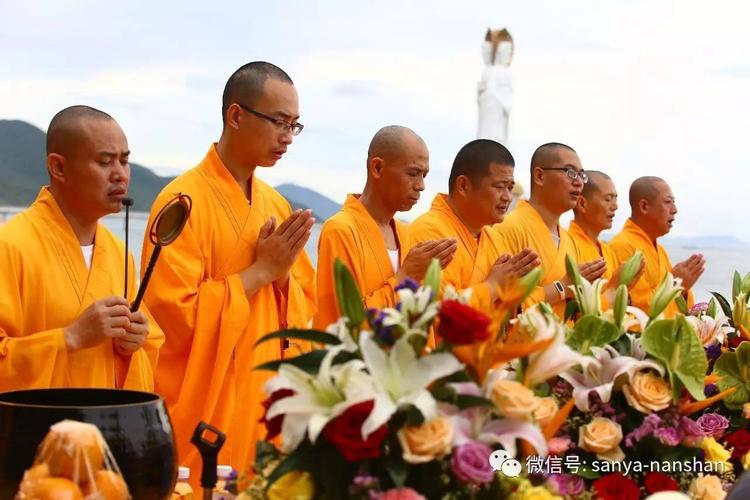 施主共同发心,由南山寺全体法师诵经祈福,恭行放生仪规,为放生物洒净