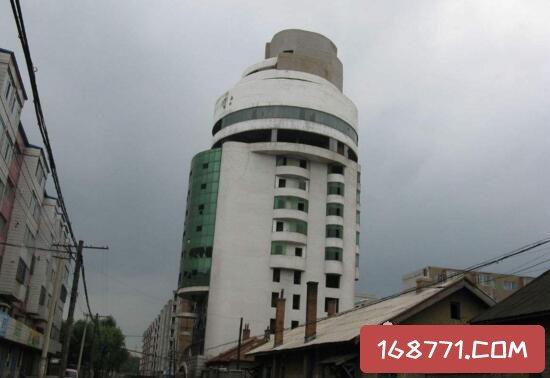 公主岭鬼楼灵异事件,虽然看着这栋楼看过去有一个巨大的菩萨雕像