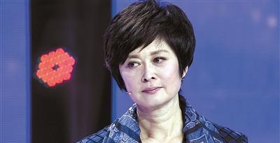 央视主持人敬一丹64岁生日,吃完长寿面,眼睁睁看着母亲离世