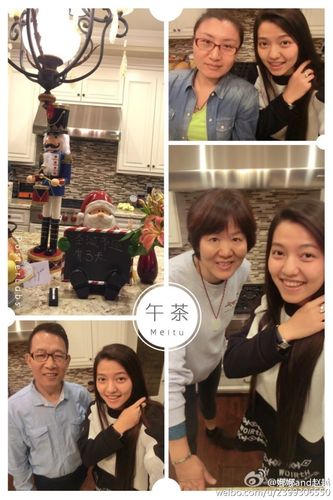 月晒出了在美国洛杉矶分别与郎平与王育成的合影