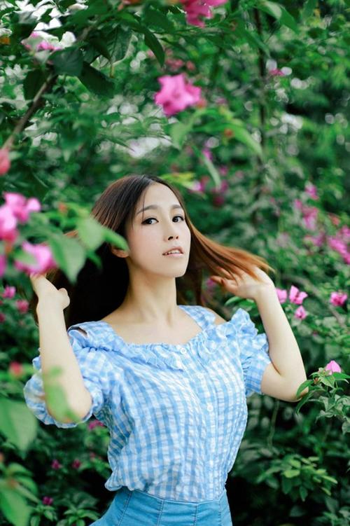 美女图片 美女写真 丰乳肥臀的日本少妇美女木屋中大胆淋水湿透全身