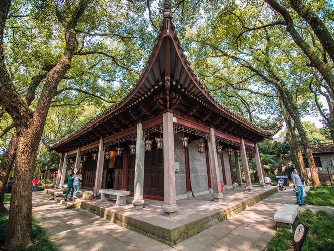天一阁的门票还算比较便宜,学生15元,成人30元,小学生免费,70岁以上