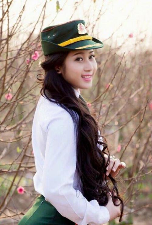 越南女兵穿新式军服拍靓照 一袭长发秀色可餐