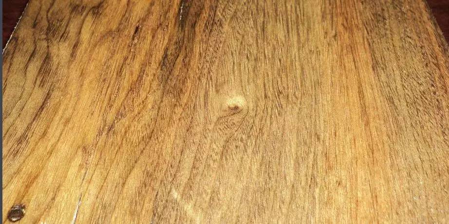 金丝楠木,顾名思义木纹里有金丝, 是楠木中最好的一种.