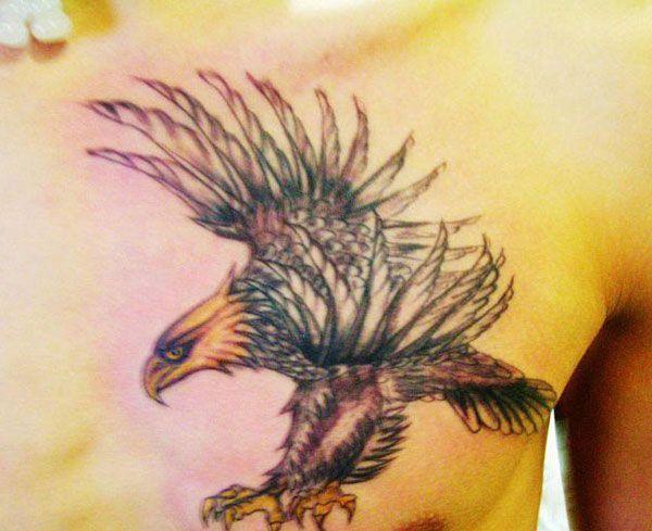 胸前的一只老鹰纹身图案