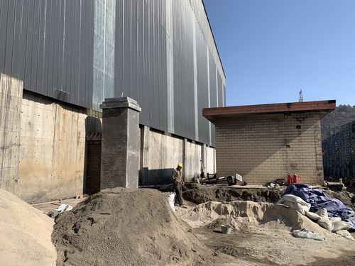 鑫益煤业生产区大门,营业室改造工程顺利进行