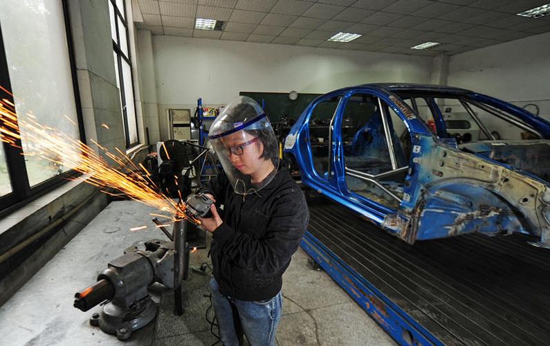 成都90后女大学生为圆赛车梦 自己组装赛车(组图