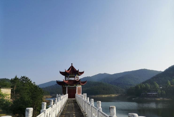 麻城五脑山帝主庙脚下的毛家冲水库,水绿,天蓝,桃子红