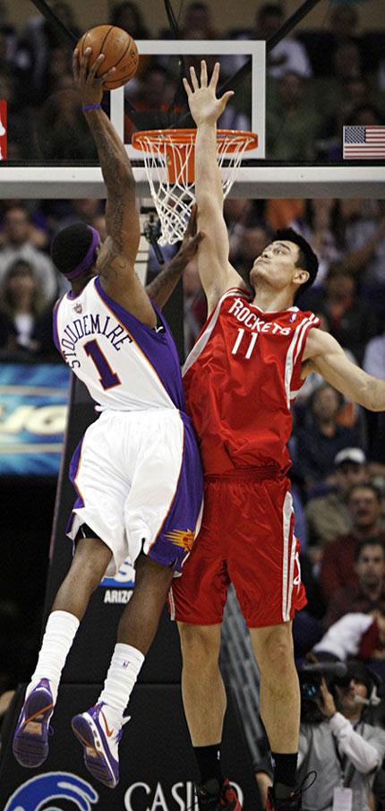 图文:[nba]火箭vs太阳 姚明封盖小斯