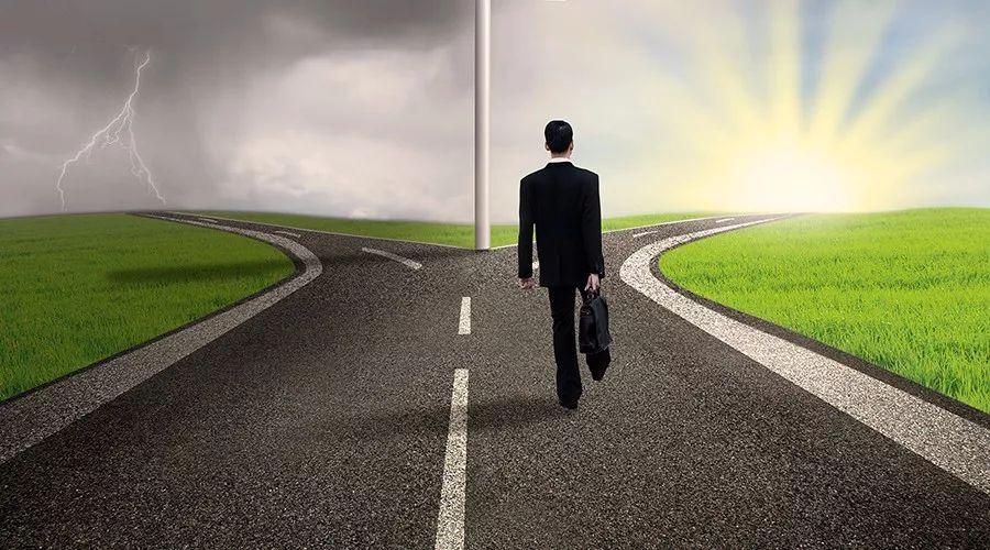 而是当这条路走不通时,我们需要紧盯的依然是自己的目标,但方式却应该