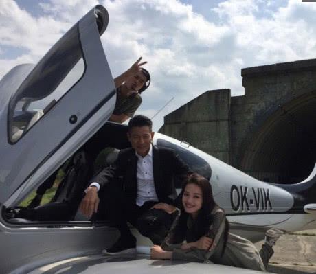 近日,舒淇曝出与刘德华私人飞机上的合影,网友都把注意力放在第三张