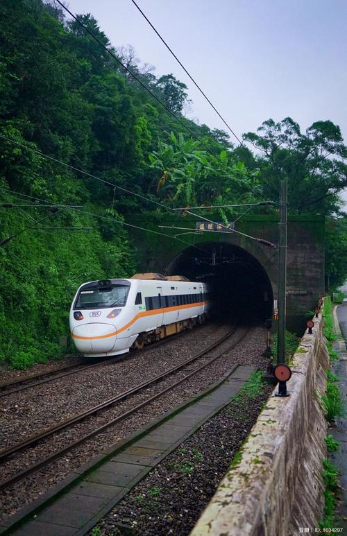 太鲁阁号列车经过龙潭隧道.