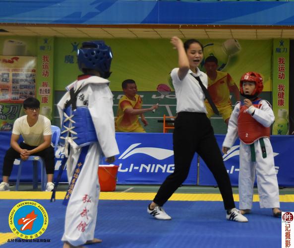 赣州首届跆拳道锦标赛中几位裁判员动人的神色和姿态会让人误解的