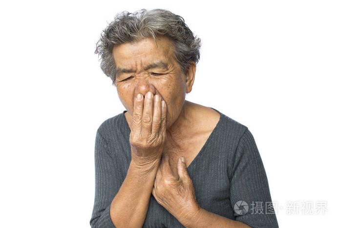 老年妇女咳嗽在白色背景, 病症老人问题概念