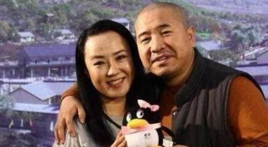孙立荣在25岁时,在黑山县剧团时,就经人介绍,嫁给了老公