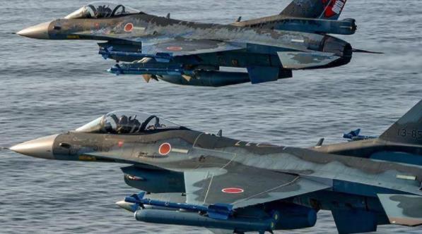 日本两架f2战机发生空中剐蹭事故零部件掉落