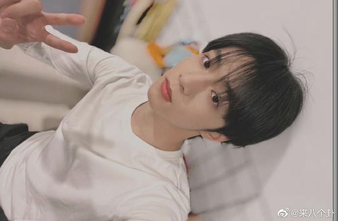 刘耀文仰拍自拍照