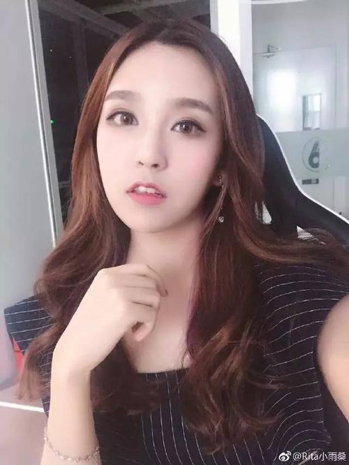 美女解说rita黑历史整容被曝光!网友:女同还跟选手炒cp?