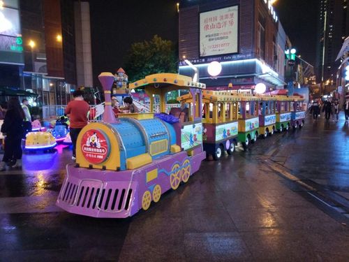 广场中的,有游乐场,小火车缓缓驶过.