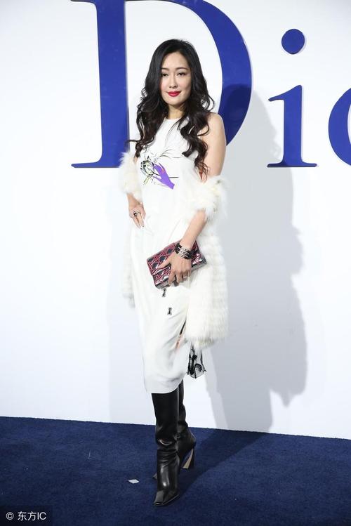 孟广美:出席活动,网友:多时尚的裙子,下面搭配长靴,辣