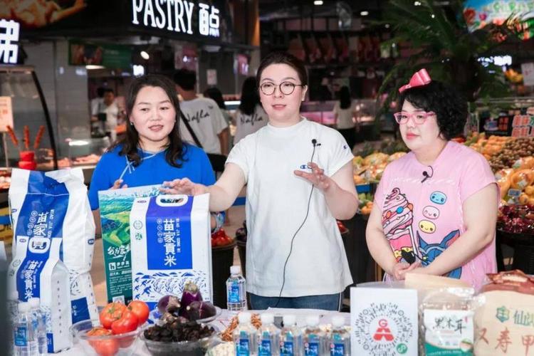 步步高better购首席精选官徐莎莉携手湖南美食天后臭屁坨,与步步高各