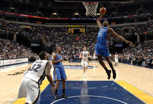 组图:盖伊与杜兰特对飚暴扣 兰多夫内线玩彪悍