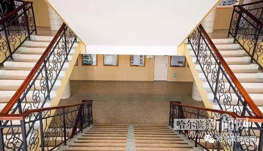 新闻频道 民生 > 正文       双分式的楼梯设计,大气中透出古典美