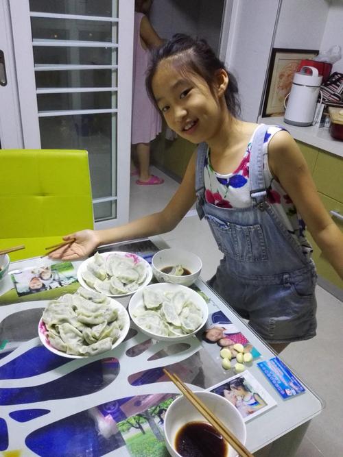 我和妈妈包饺子---周思涵