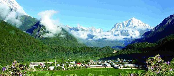 乃村位于西藏吉隆镇正北方高耸的山顶上,它的四面常年有中国和尼泊尔