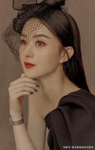 赵丽颖侧颜杀,鼻子又高又挺,是心动的感觉!