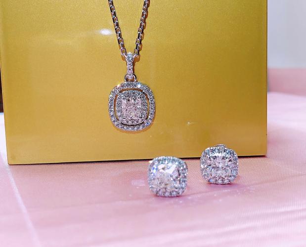 老凤祥同款1克拉垫形钻石耳钉群镶钻石耳环枕形钻石项链女 f-g/优白