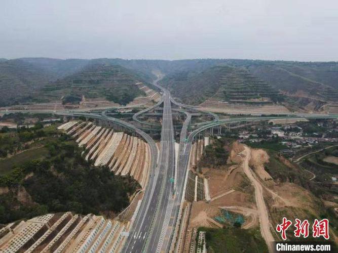 7月9日,甘肃省6条高速和一级公路通车试运营.图为甜永高速公路.