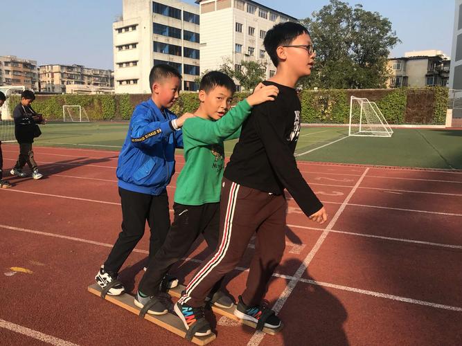 有趣的三人板鞋