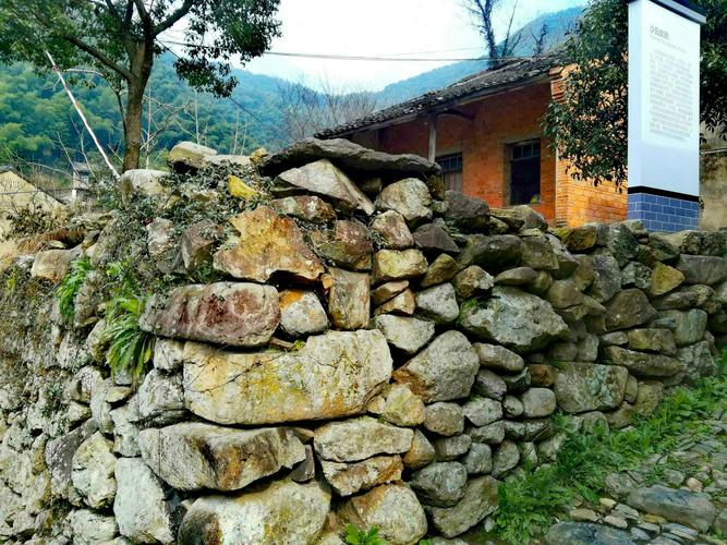 小路的另一边是乱石墙.