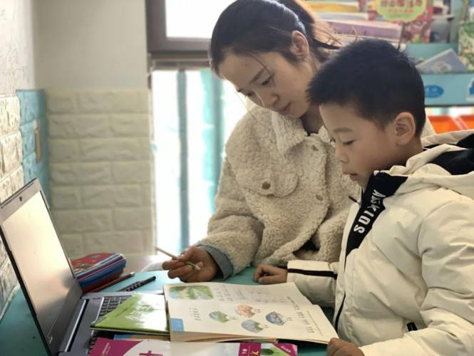 全职带娃三年后,宝妈选择应聘孩子的幼儿园老师,理由让人感慨