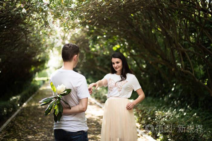 情侣恋爱-爱情故事的开始.一个男人和一个女孩浪漫的约会在公园里