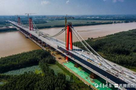 本文来源:齐鲁壹点 济南凤凰黄河大桥位于凤凰路北端,主桥为三塔自锚