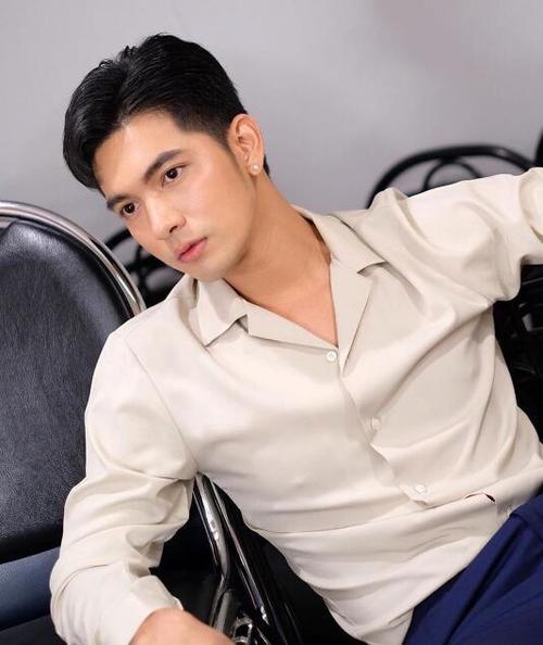 kem kem今年的《情链》让他彻底走红,《日沐星辰》成绩也不错,势头很