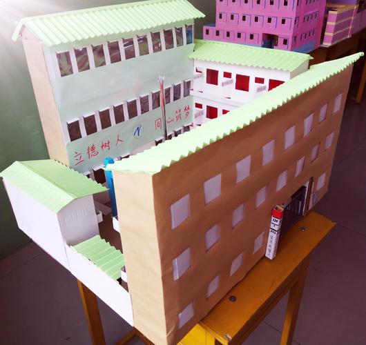 乌金山镇中心小学聂店分校迎新年"我的校园"手工制作比赛