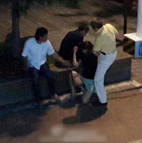 女子醉酒遭路人捡便宜女子喝醉被路人猥琐图片女子喝醉被路人捡便宜