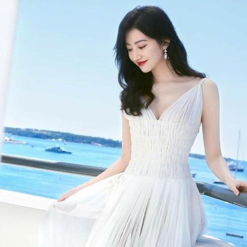 景甜白裙飞舞的感觉,好仙哦!