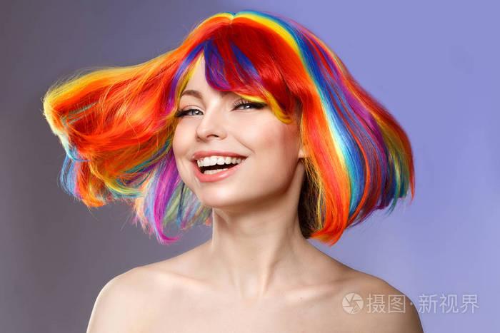 女人的头发像彩色飞溅彩虹向上做短发美丽的年轻女孩模特焕发健康的