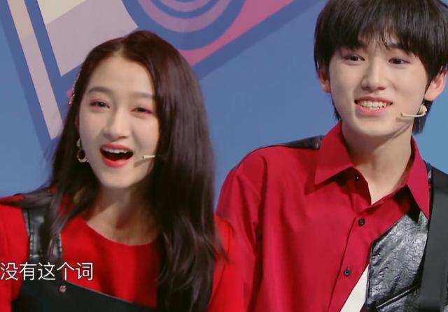 关晓彤和宋亚轩跳热舞,女方下意识的举动,是对鹿晗最