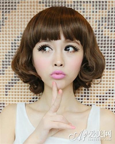 采用超可爱的" alt="短发烫发可爱"> 时尚魅力 短发造型 发型设计