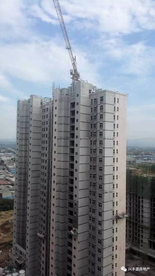 钢筋水泥坚固挺然 在蓝山国际的工地现场上 建筑工人毫不懈怠,火力