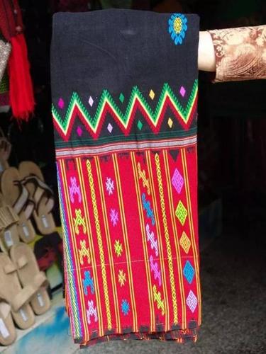 交织的经纬线 飞舞着的木梭      一条条美丽的织锦 诞生在景颇族女子