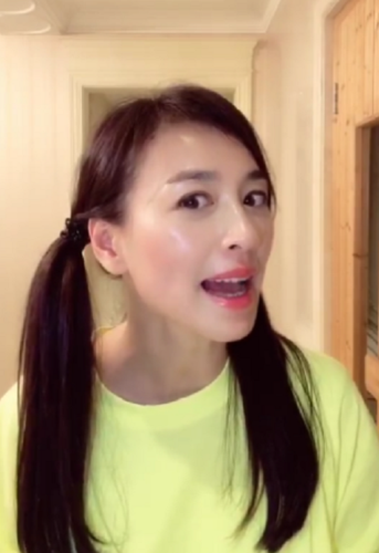 49岁张庭七夕晒照身后巨型玫瑰花束抢眼结婚13年依然浪漫恩爱