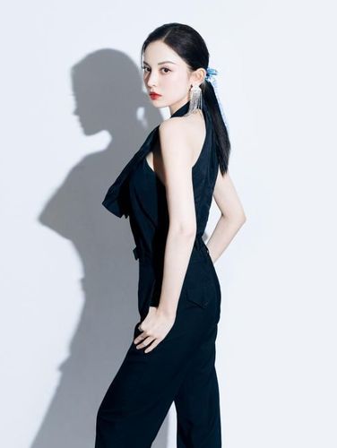 古力娜扎一身高级黑太时尚不仅显得很骨感气质更高端