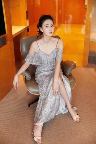 侯梦莎出席品质盛典 时尚优雅尽显别样韵味